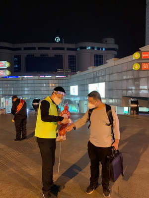 2 凌晨两点 教工志愿者孙庆国在天津站接到首位返校同学_调整大小.jpg