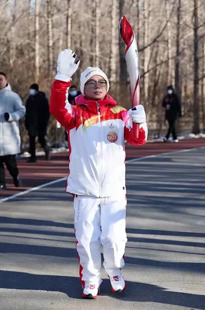 冬奥·河工 | 冬奥会火炬接力！开幕式国旗传递！这位河工校友“倍”感自豪！