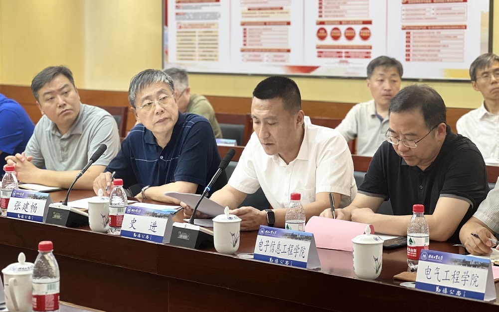 5.史进处长汇报.JPG