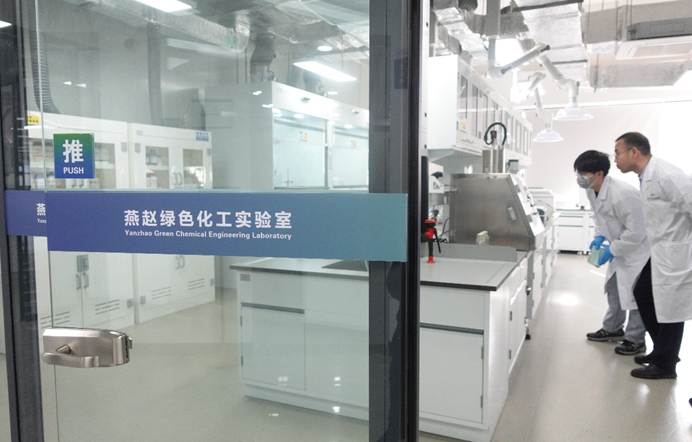 技术人员在燕赵绿色化工实验室开展科研项目。傅新春摄